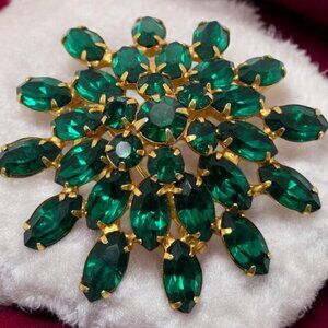 Vintage ARTISTIC signed Domed Emerald-Green Brooch Gold Tone Prong Set Starburst